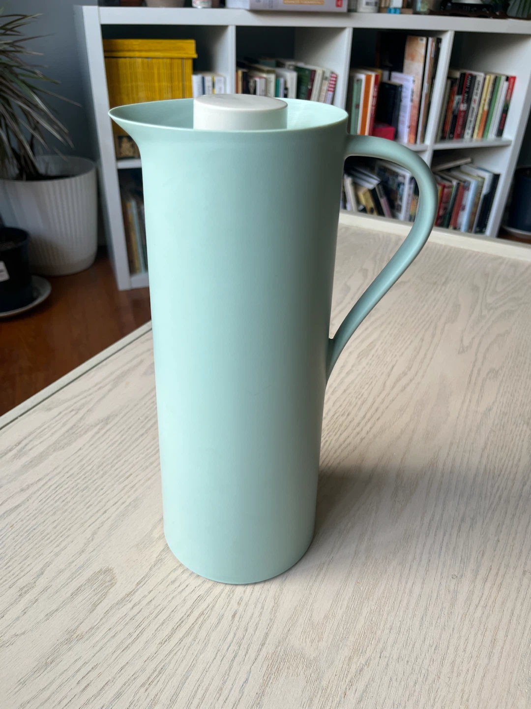 BEHÖVD Vacuum Flask - Light Green/Beige, 1L