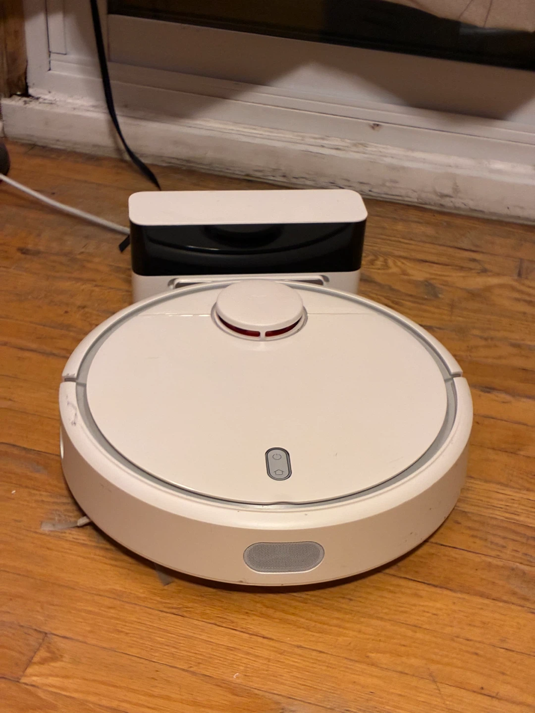 Xiaomi Mi Robot Vacuum – Working + Charging Dock