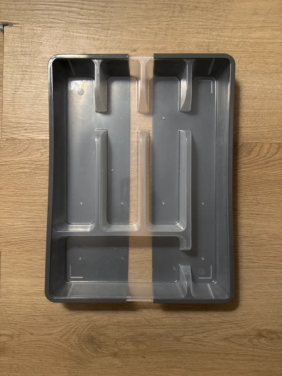 Expandable Cutlery Organizer Tray