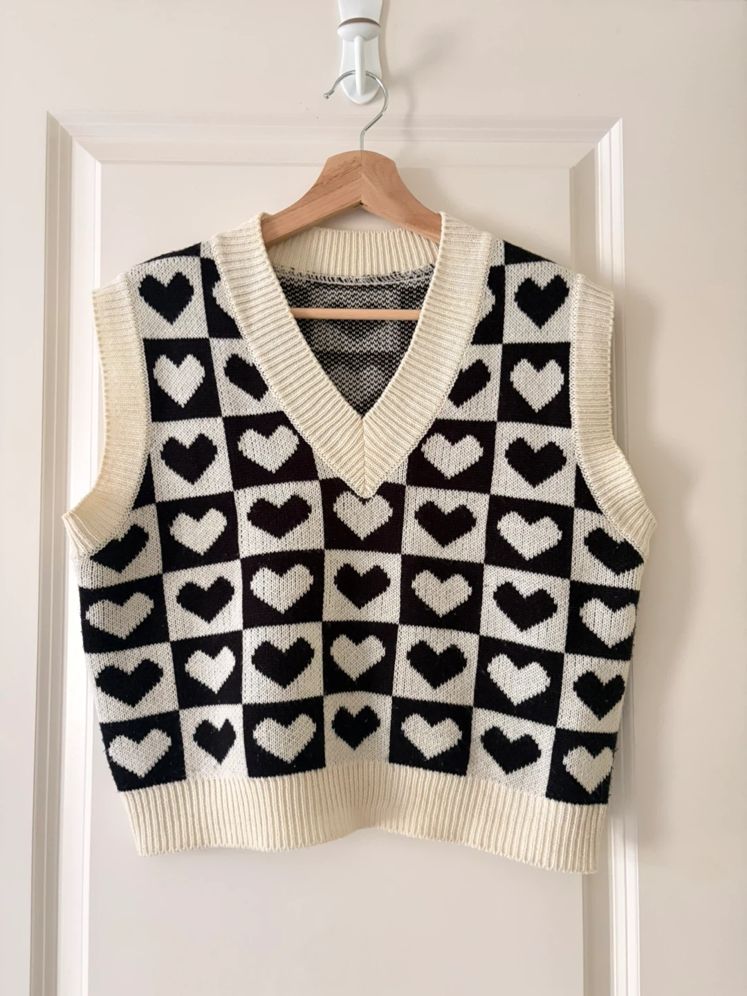 Black and White Heart Print Knit Sweater Vest