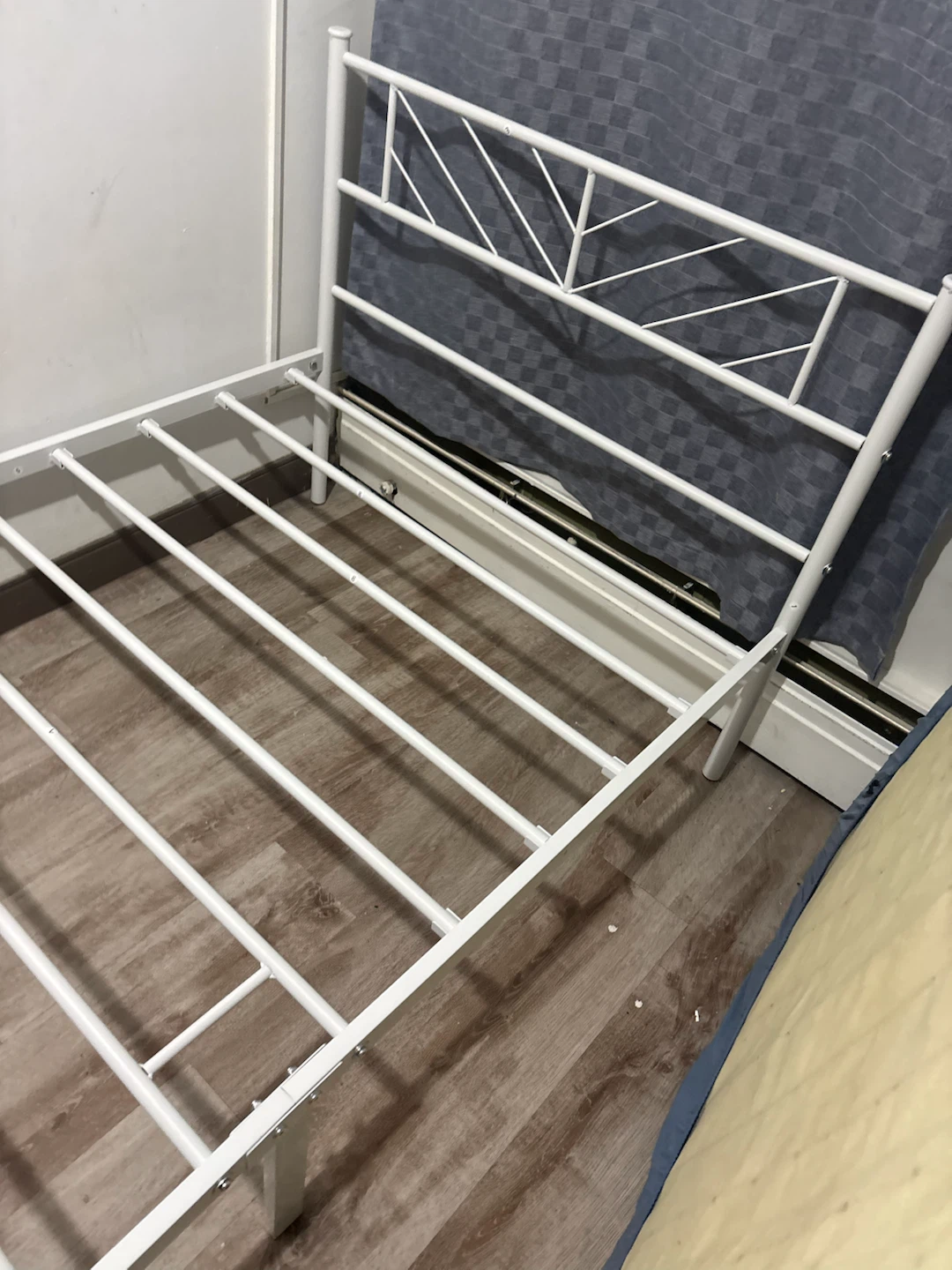 Sturdy metal bed frame - photo 3