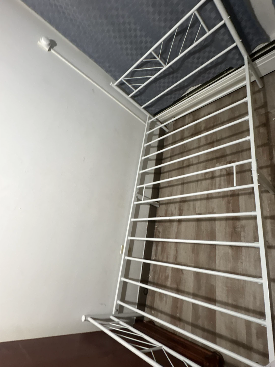 Sturdy metal bed frame - photo 4