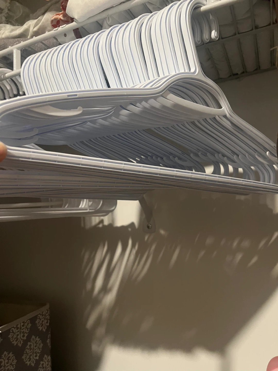 white plastic clothes hangers 40pcs - photo 2
