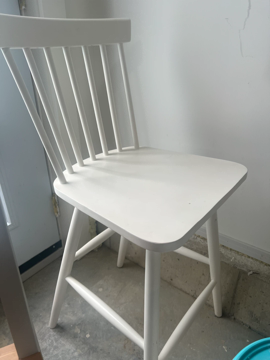 White modern and classic style chairs - photo 2