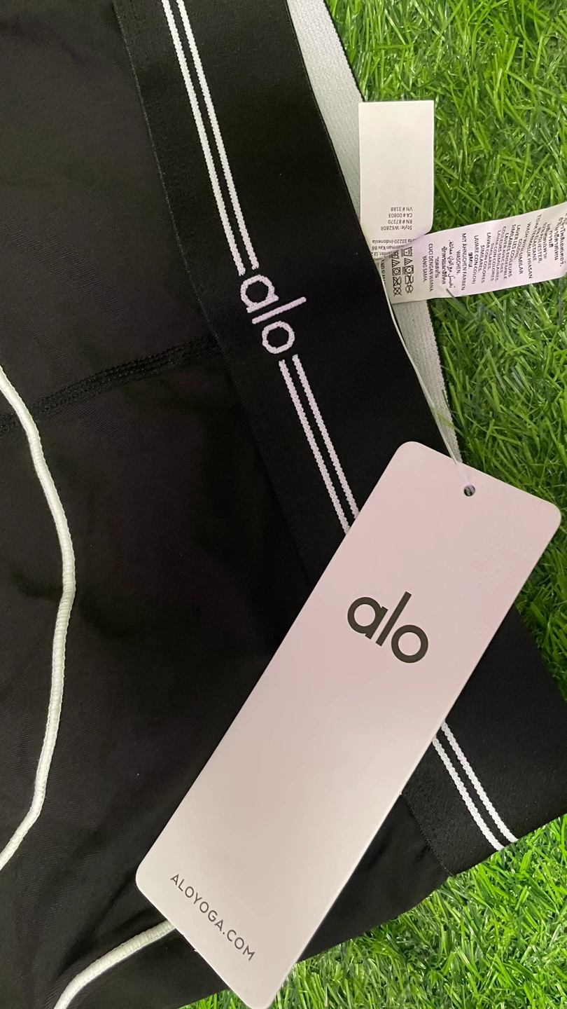 Alo Yoga Black Sports Bra and leggings Set - photo 2