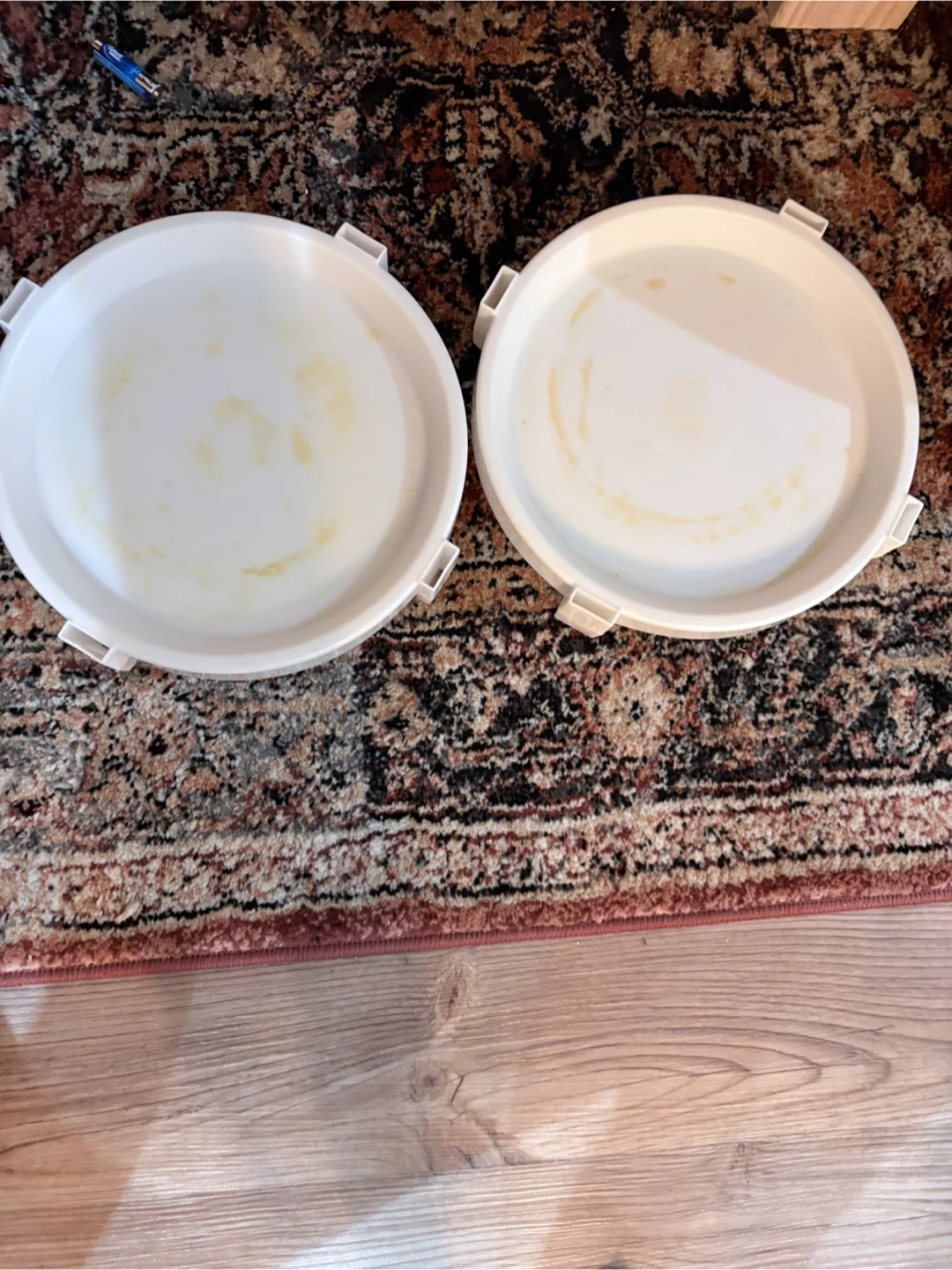 2 White Round Trays - photo 2