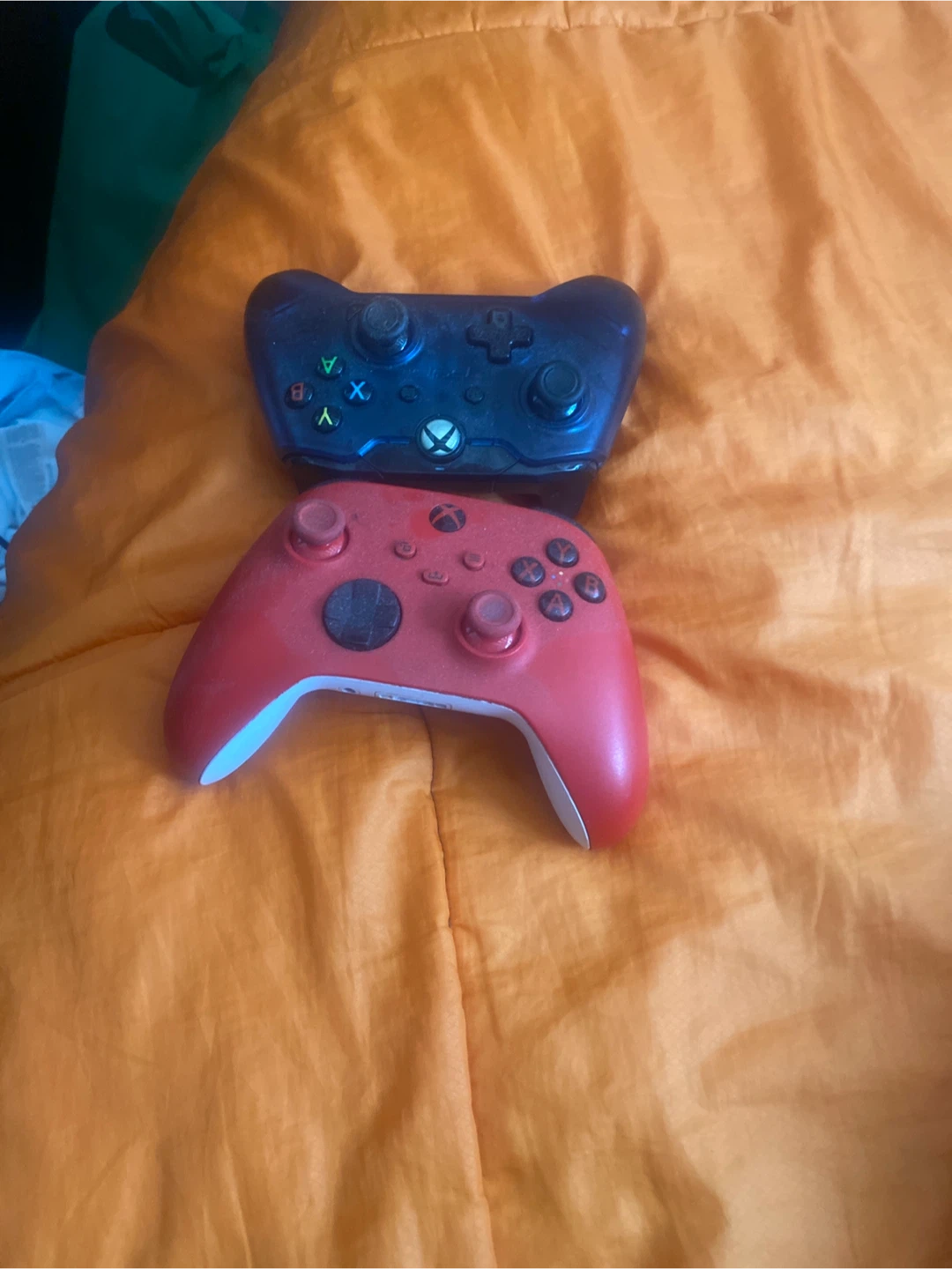 2 Xbox series x controllers