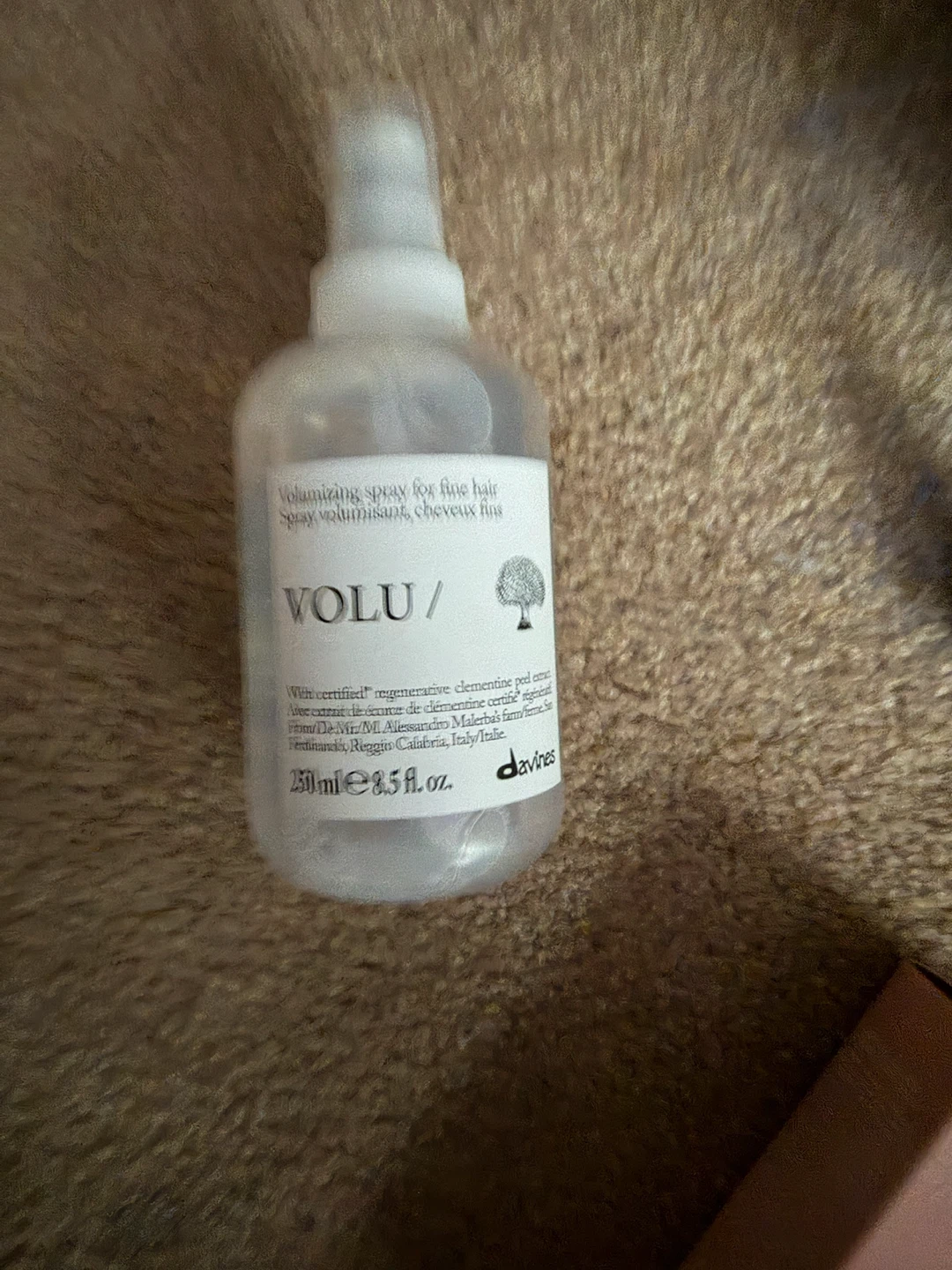 Volumizing spray for fine hair