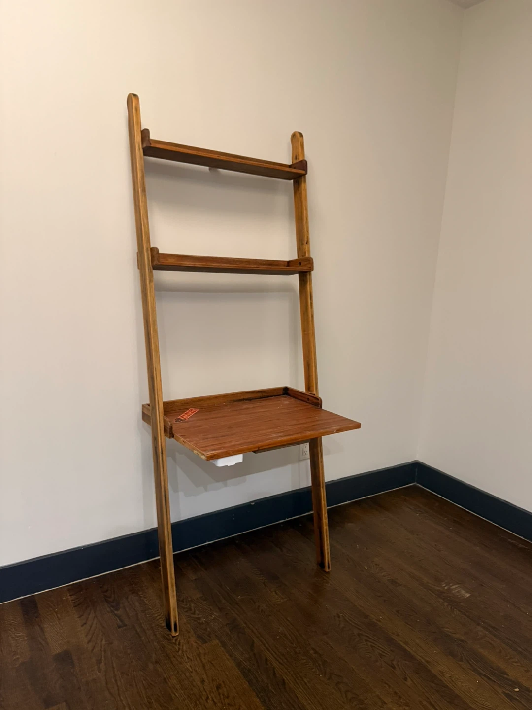 Bookshelf leaning desk - photo 3