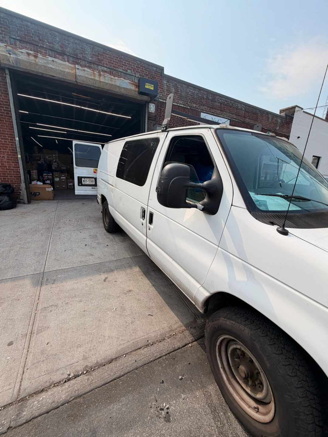 White Ford E150 2009 - photo 5