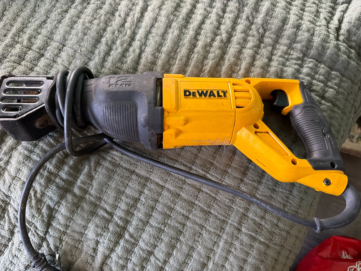 DeWalt DWE305 Reciprocating Saw - photo 2