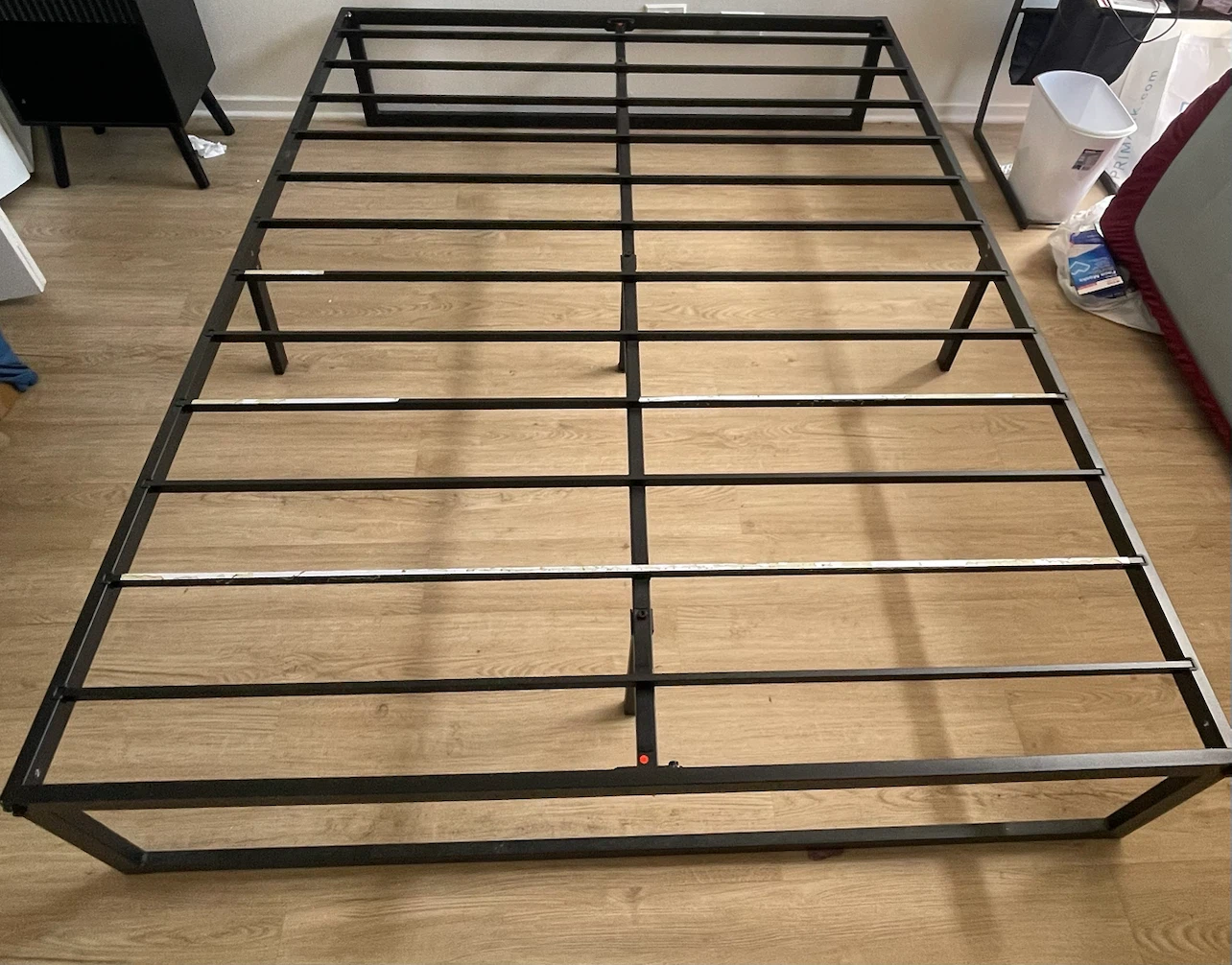 Queen bed metal frame - photo 2