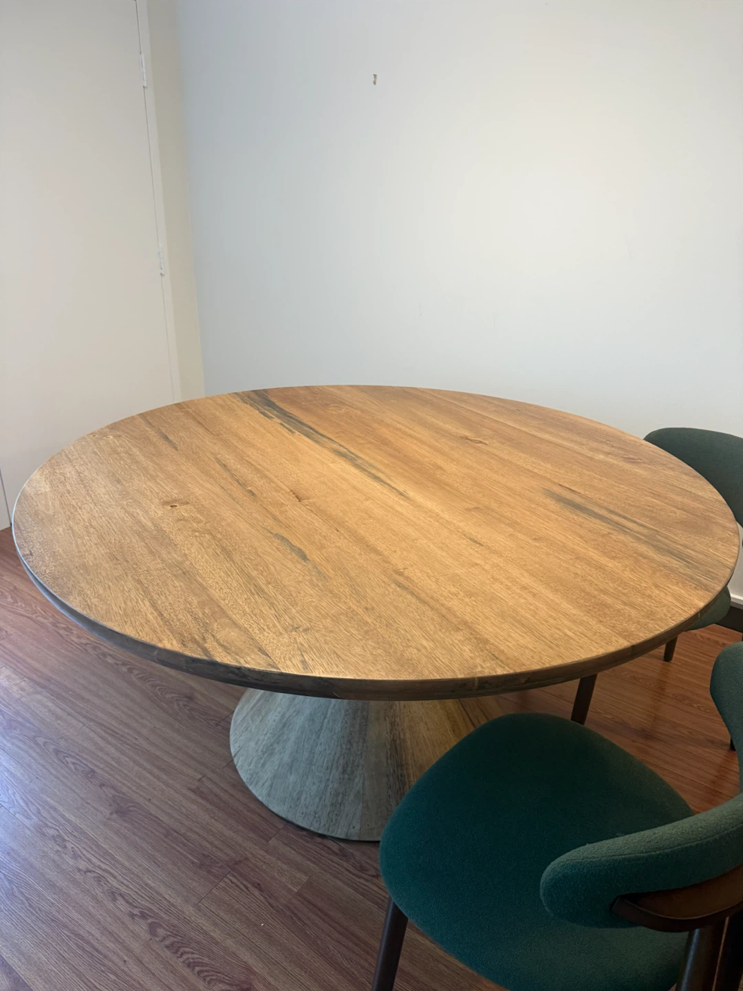 Round Dining Table - photo 2