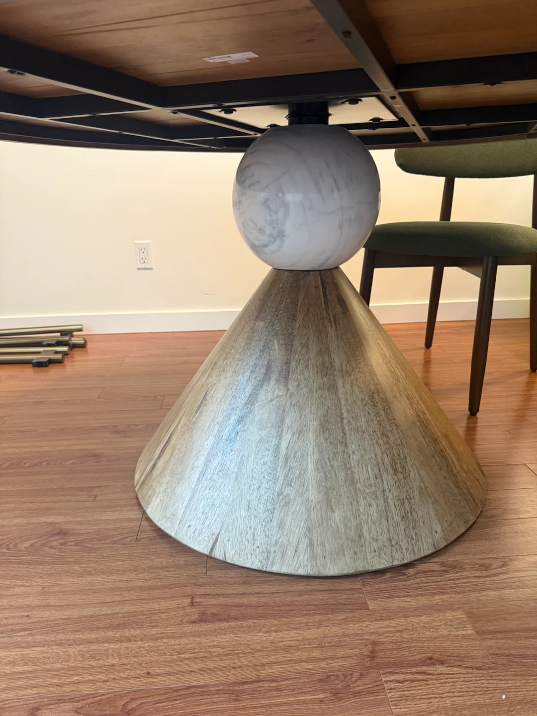 Round Dining Table - photo 5
