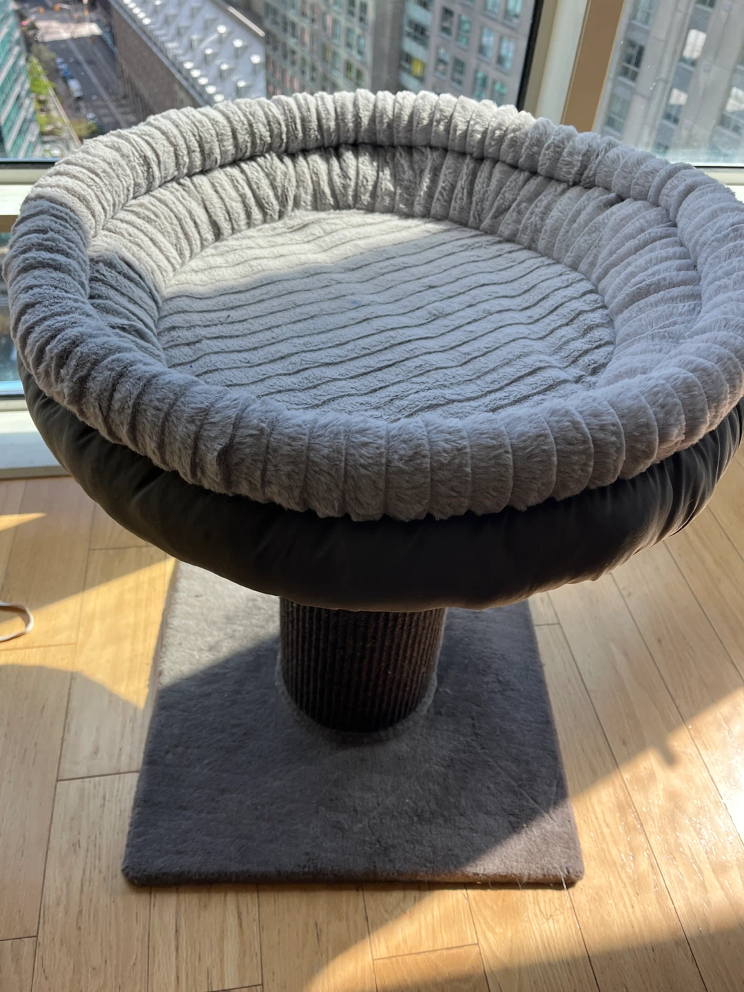 Cat scratching tower with plush bed