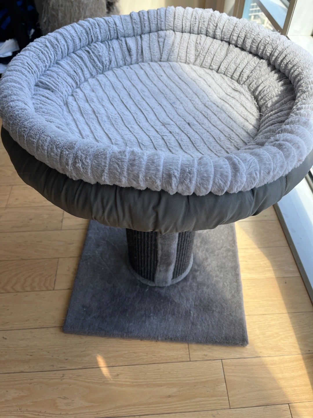 Cat scratching tower with plush bed - photo 3