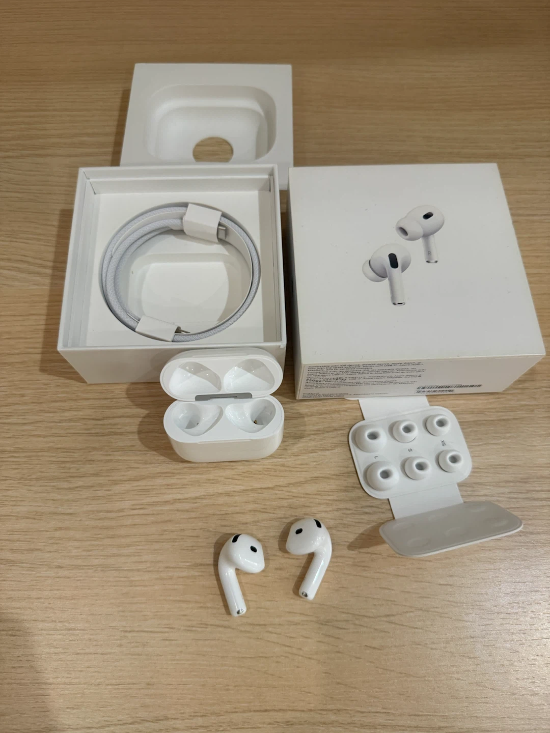 Apple AirPods Pro (2nd generation) with MagSafe Charging Case - photo 2