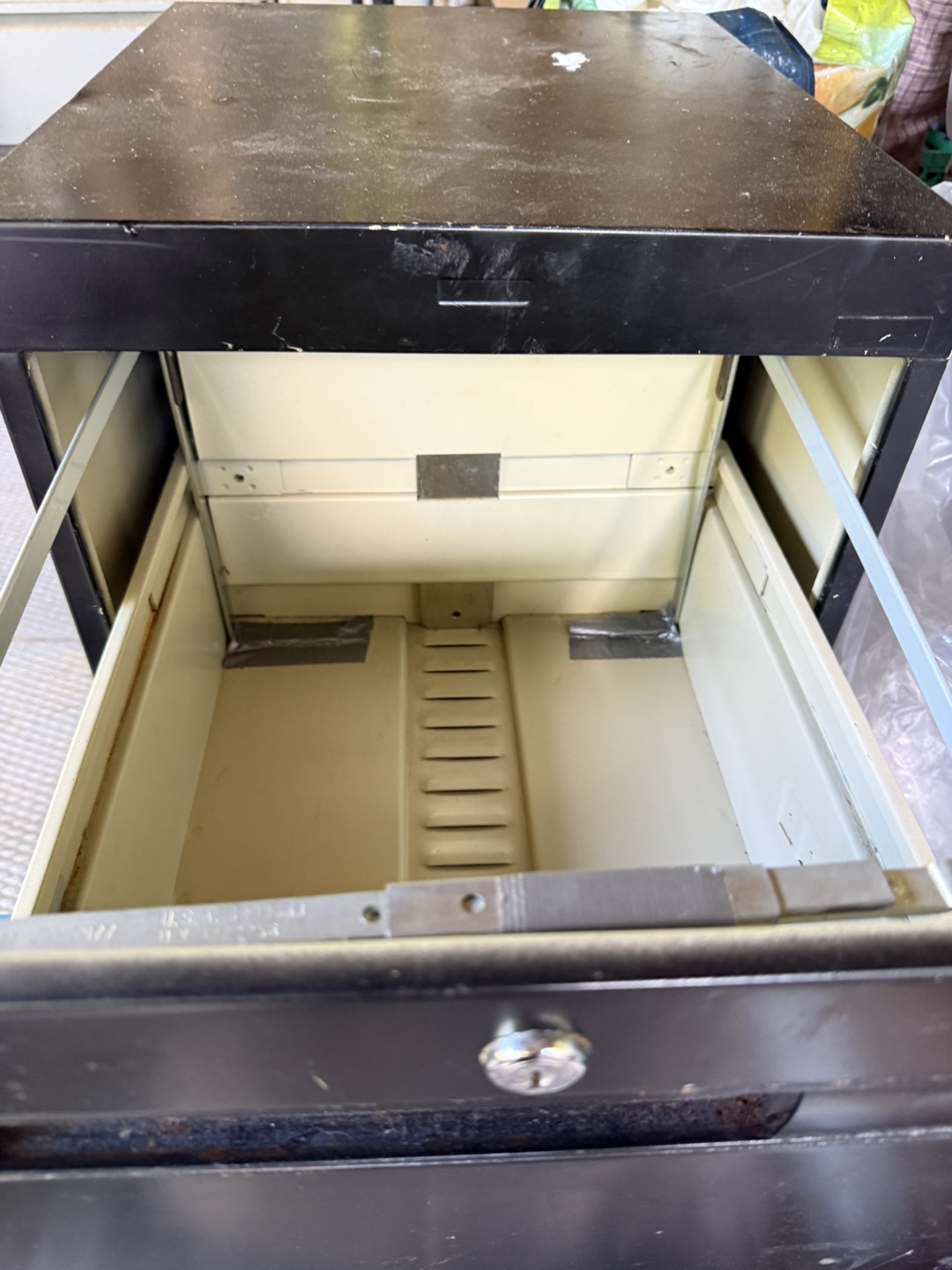 Oxford 2-Drawer Metal Filing Cabinet - photo 2