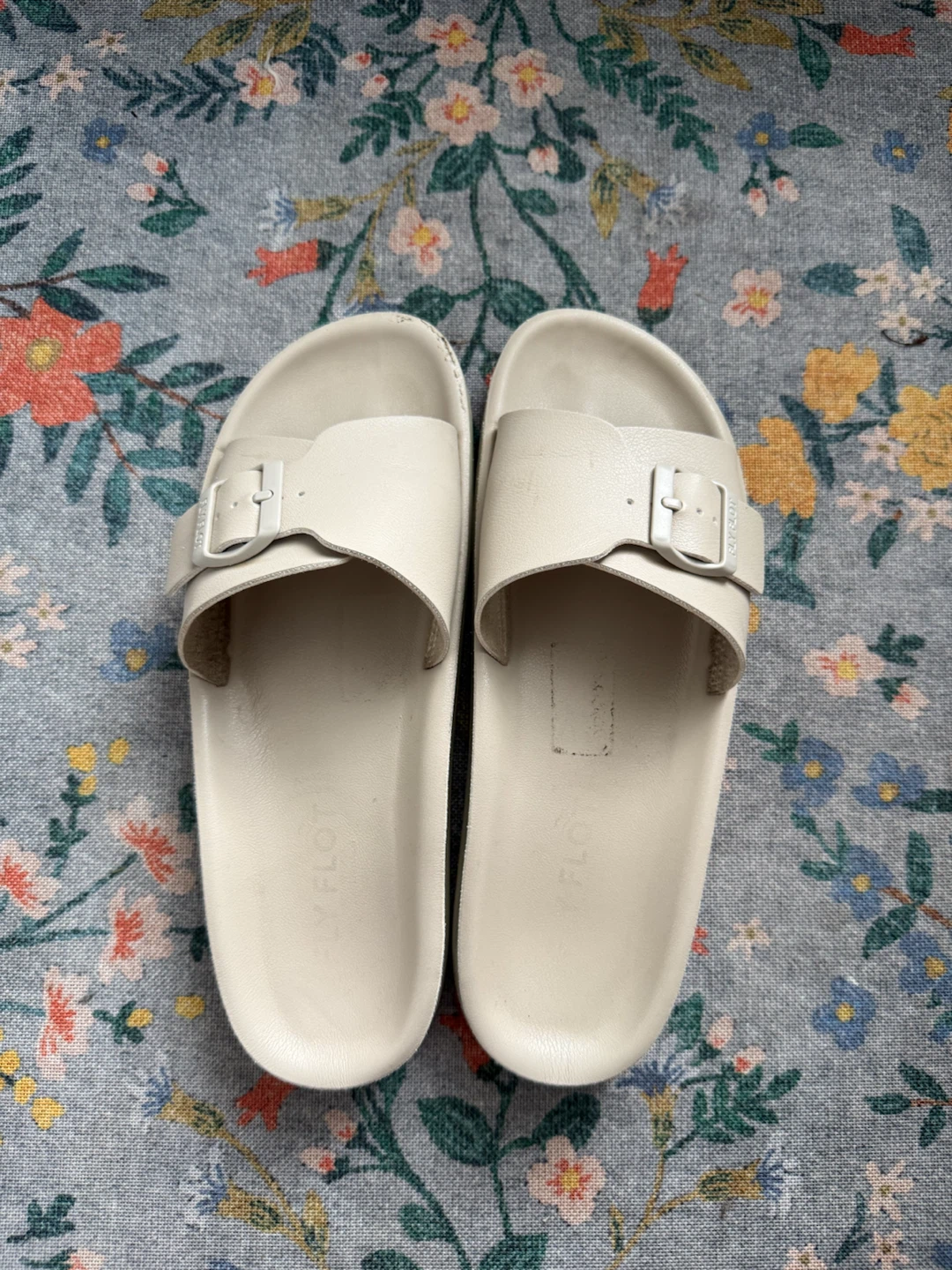Women’s Fly Flot Cream Slide Sandals size 10