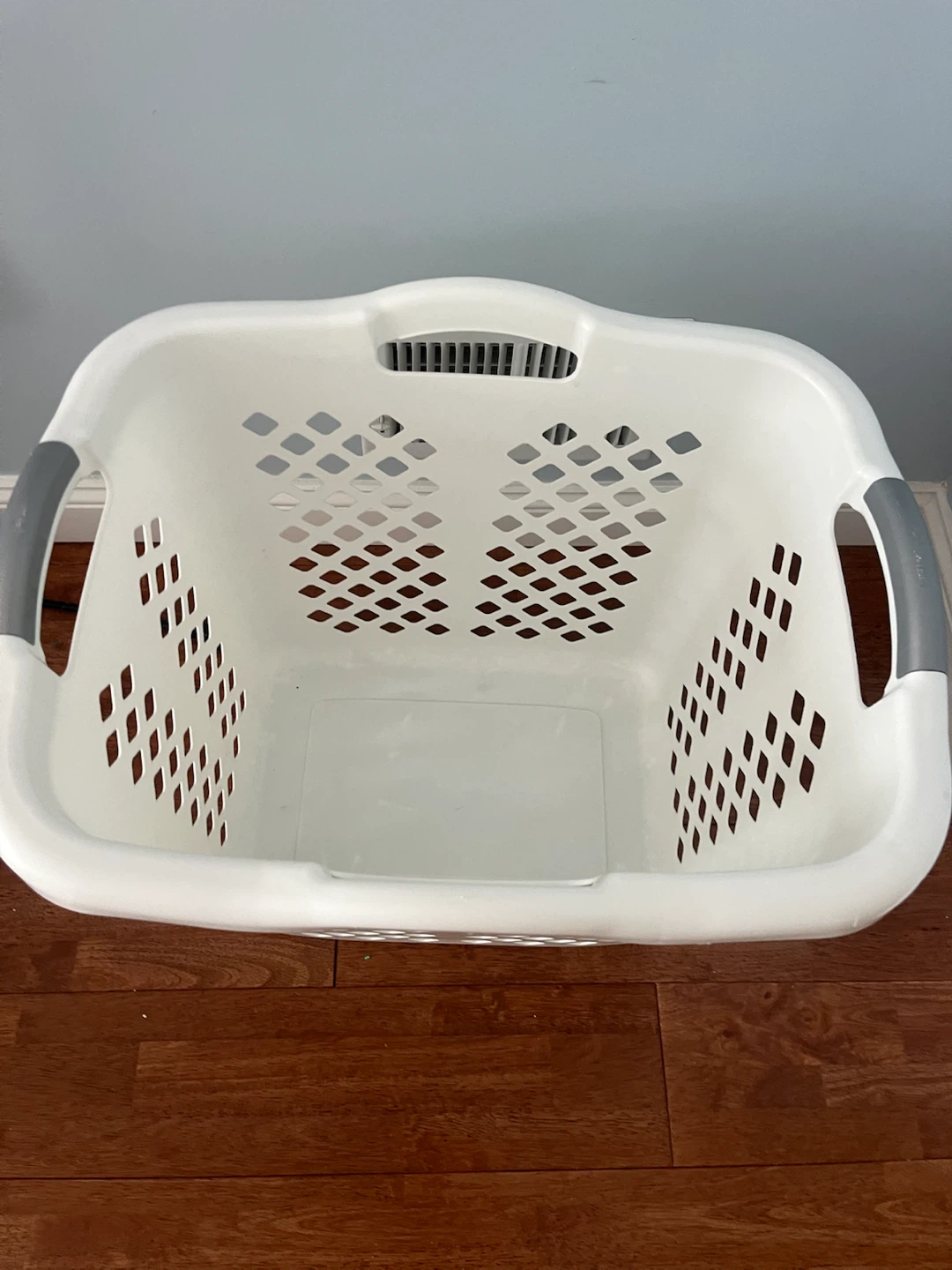 White Plastic Laundry Basket - photo 2