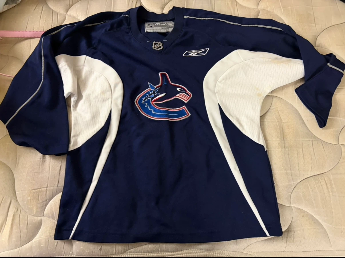 Women/Youth Vancouver Canucks Hockey Jersey