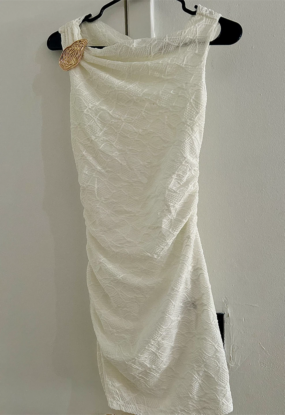 White Ruched Bodycon Dress with Gold Clasp - photo 2