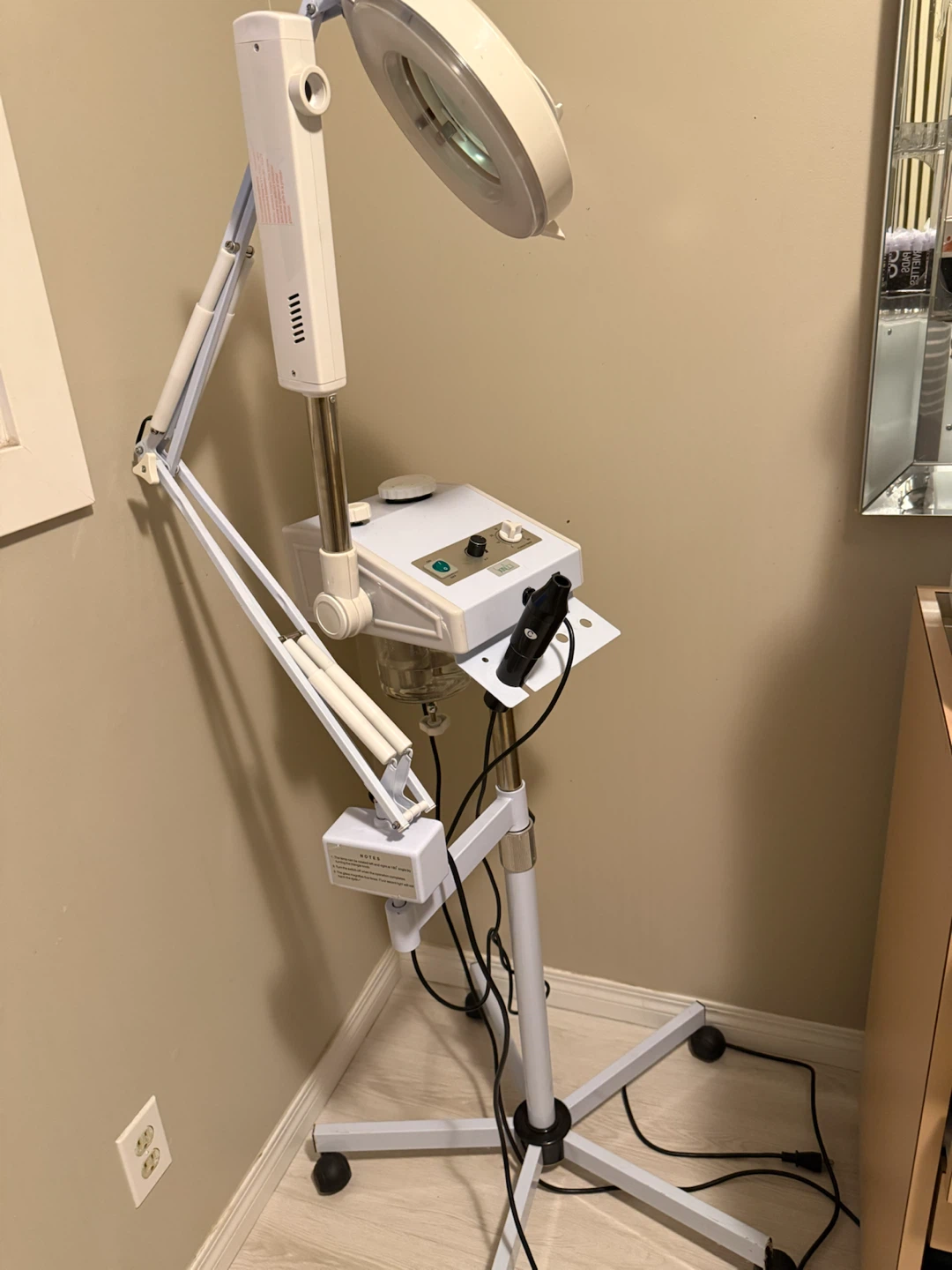 Magnifying Lamp with Steamer
