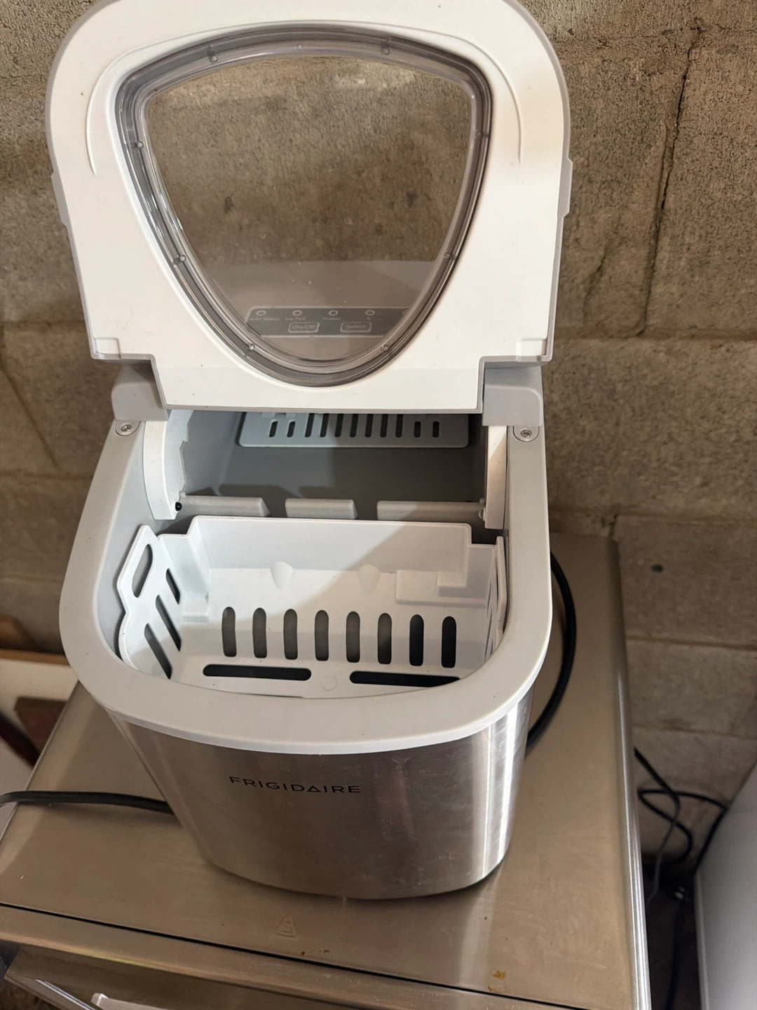 Frigidaire Portable Ice Maker - photo 2