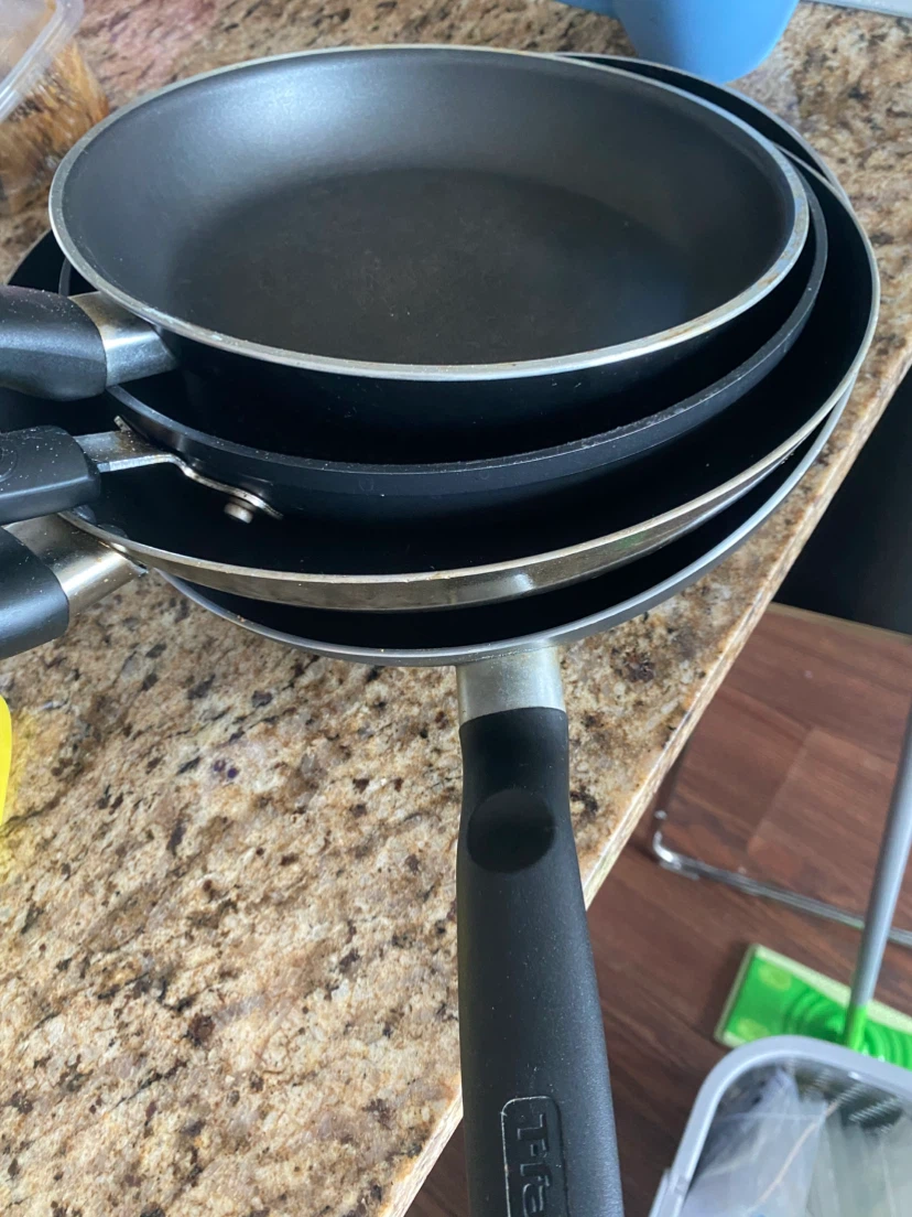 T-fal cookware set with glass lid