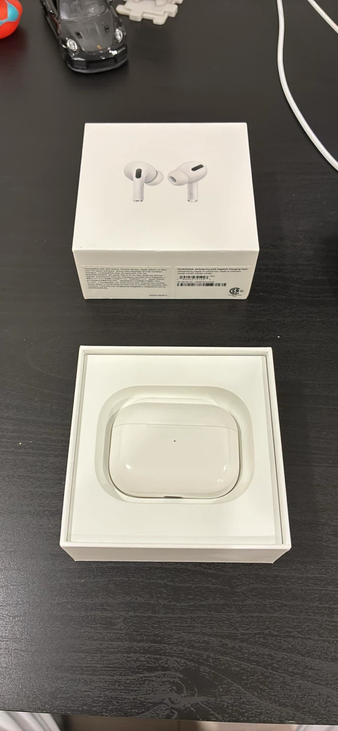 Apple AirPods Pro with MagSafe Charging Case - photo 4