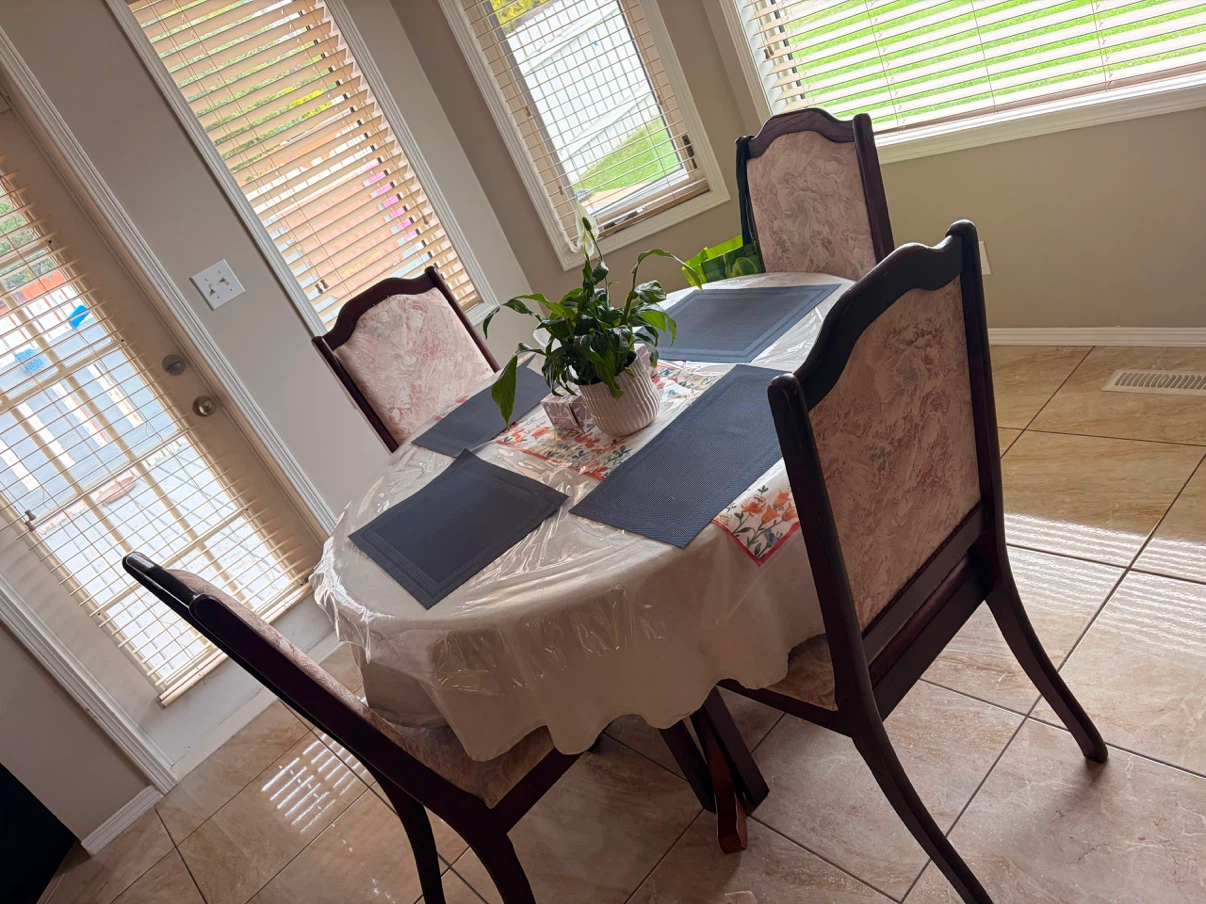 Round Dining Table with 4 Chairs