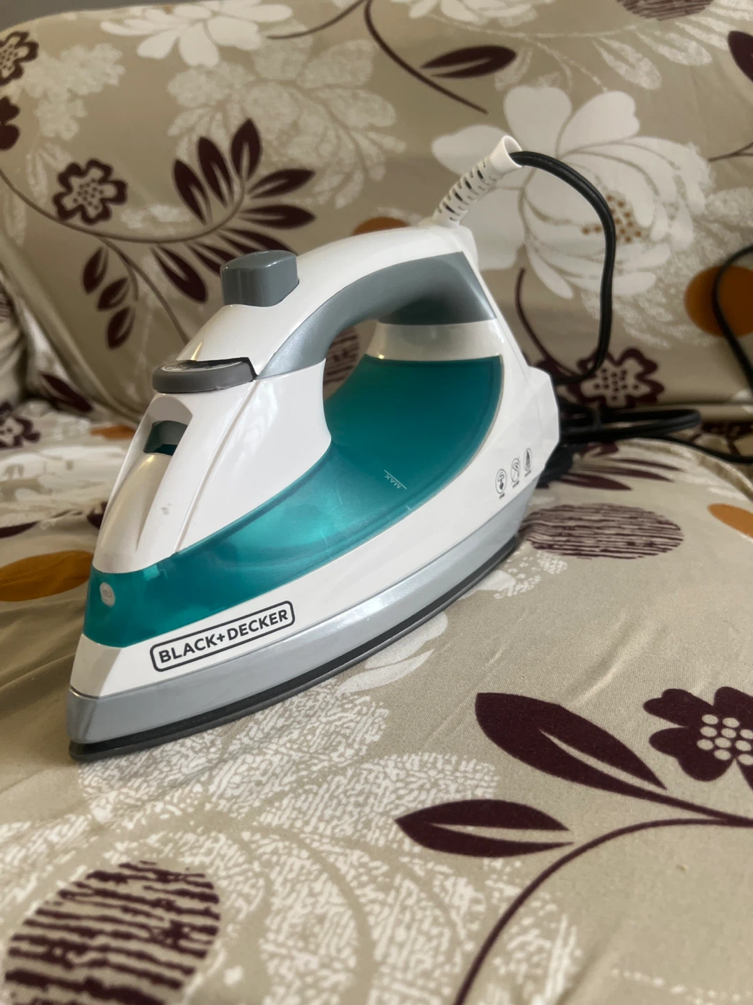 Black+Decker iron box - photo 2
