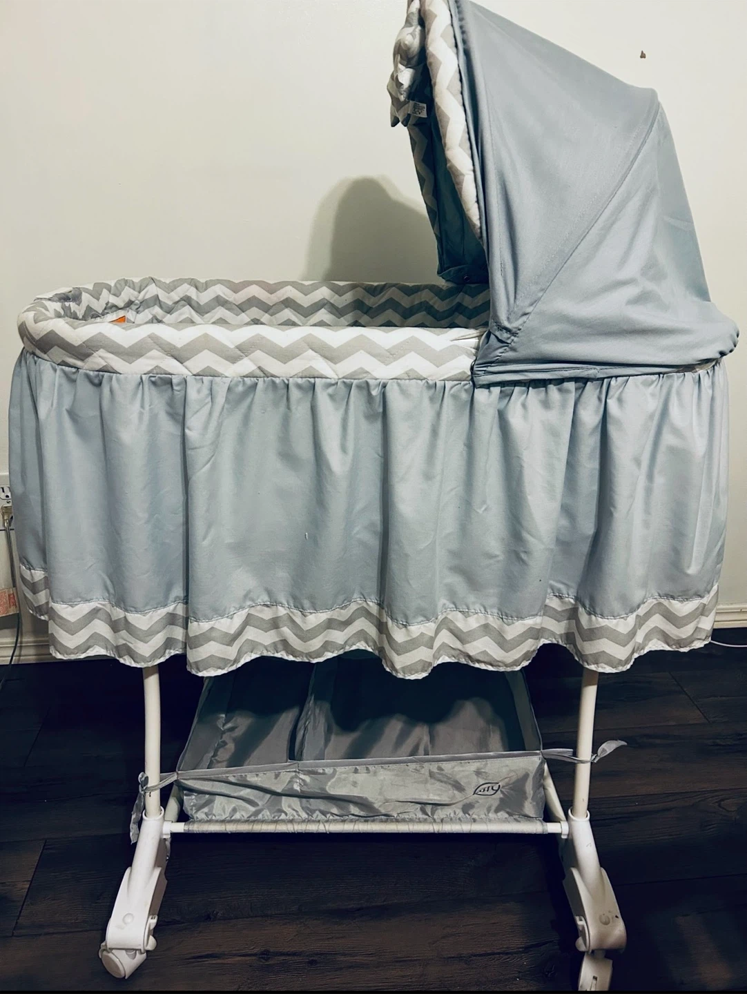 Bily B3350CHV Rocking Bassinet Serene Chevron
