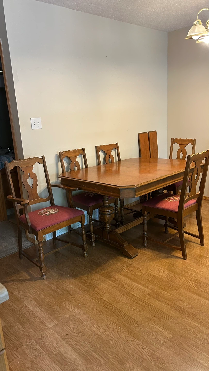 Antique table  5 chair buffet, and hutch included - photo 3