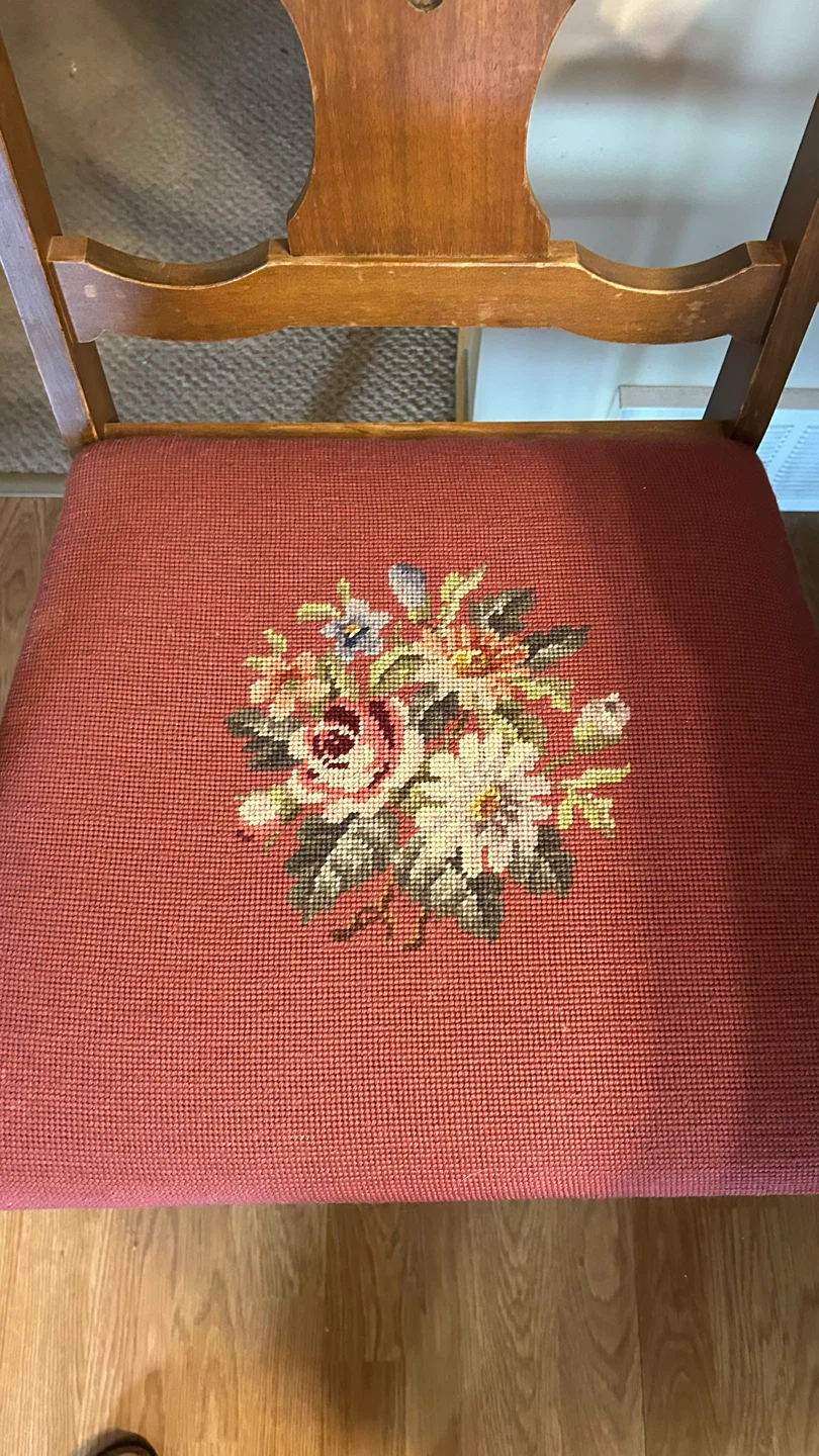 Antique table  5 chair buffet, and hutch included - photo 4
