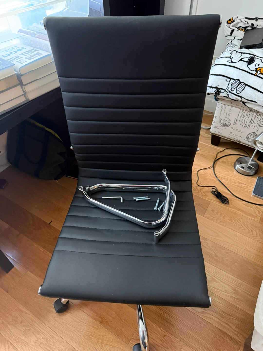 Moving Sale: Desk - 61" x 25 5/8”  + Chair - photo 5