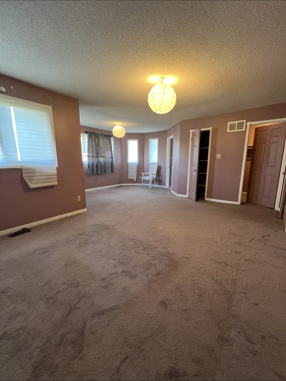 Room for Rent in Upper Level House Available Dixe/Queen