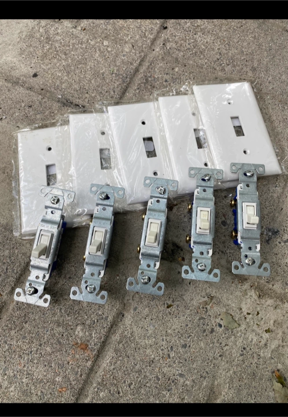 LIGHT SWITCHES WTH PLATES