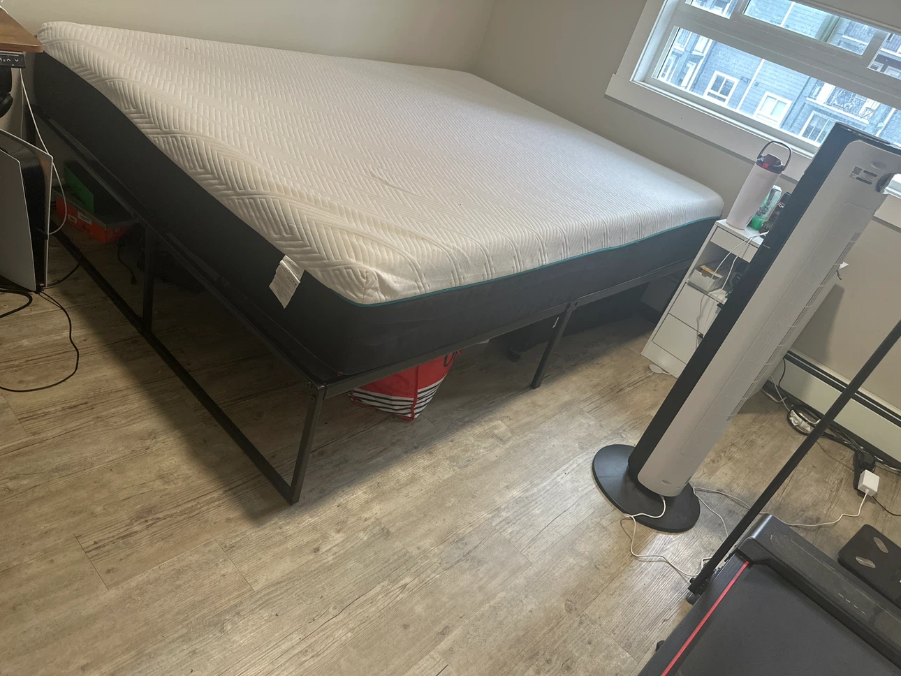 Queen size mattress with metal frame - photo 2