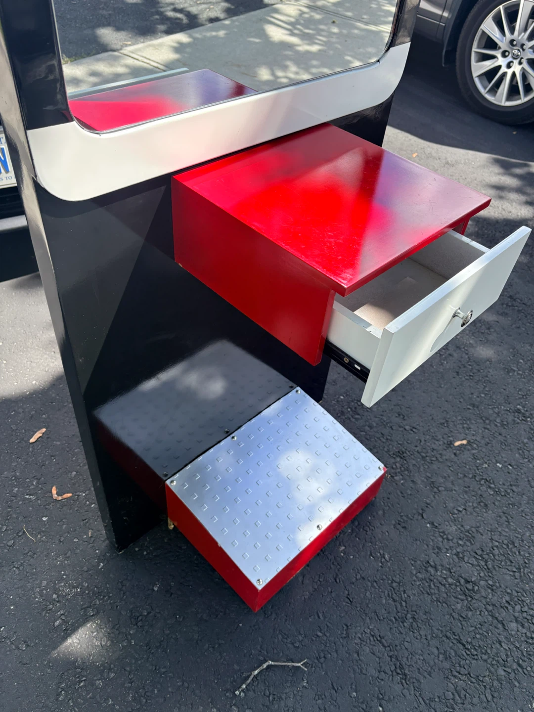 Barber chair and matching salon styling station - photo 2