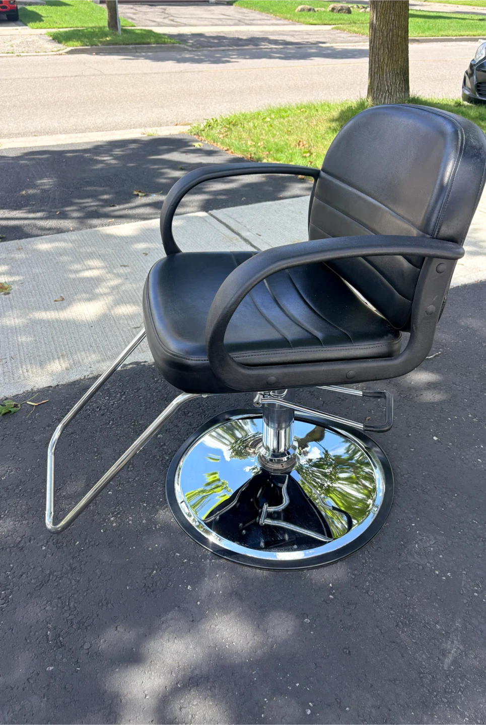 Barber chair and matching salon styling station - photo 4