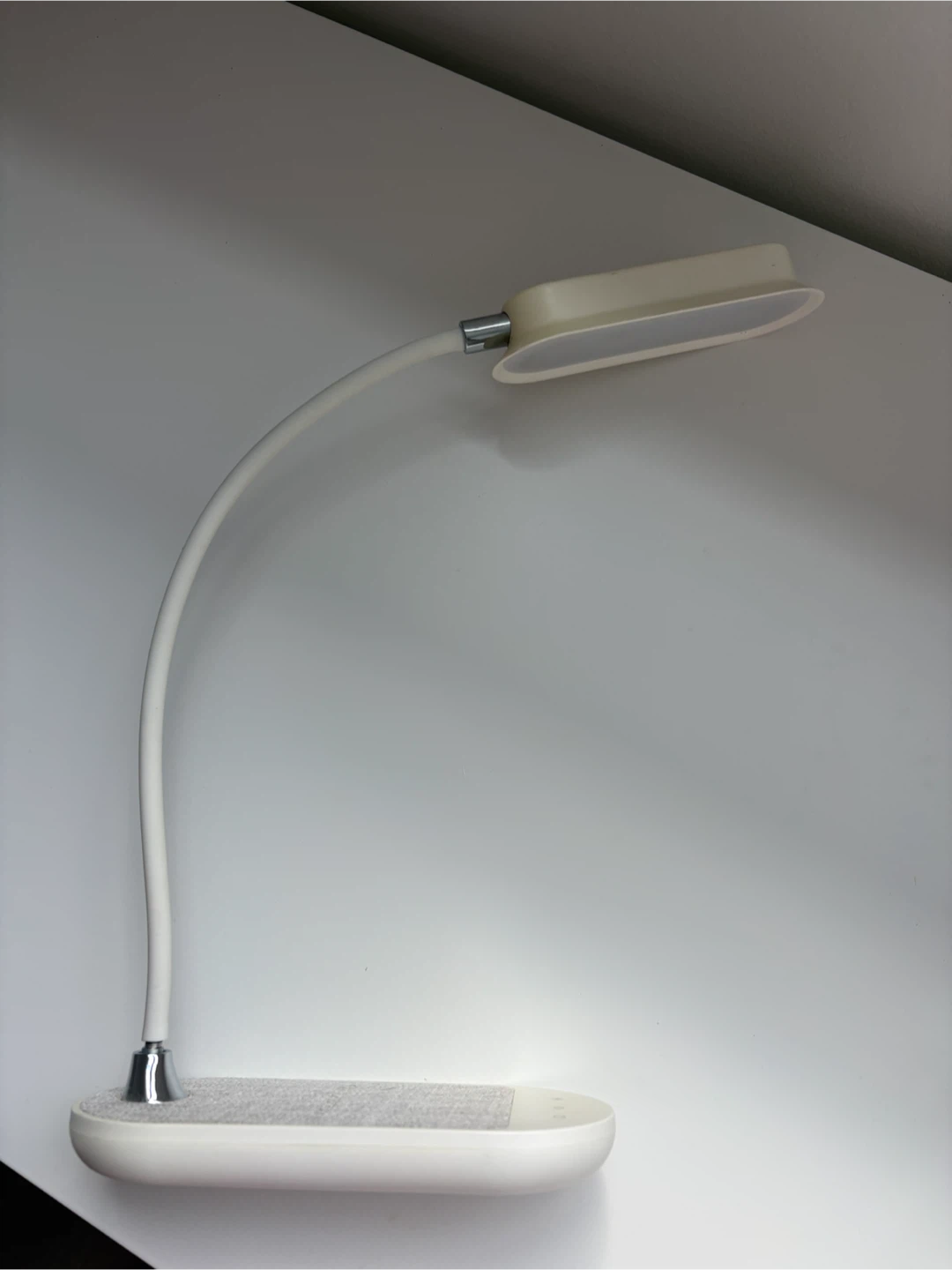 Momax LED Desk Lamp with Wireless Charging - photo 3