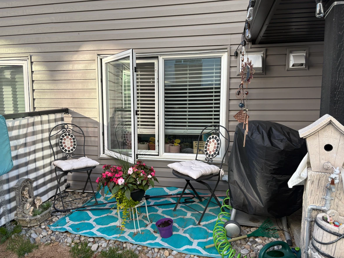 2 Turquoise Rugs and Patio Umbrellas - photo 3