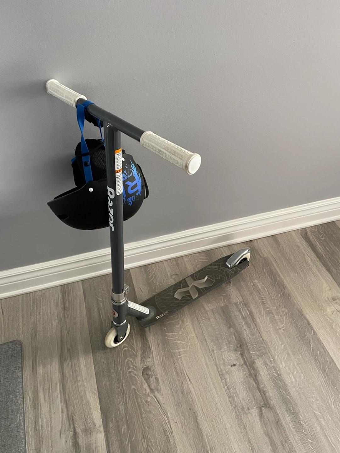 Razor Scooter with Helmet - photo 2