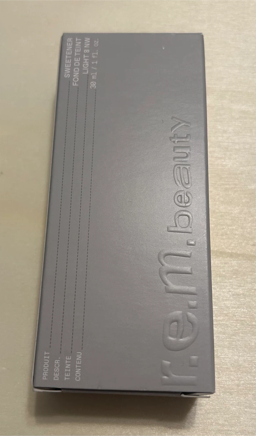 r.e.m. beauty Sweetener Foundation - Light 8 NW