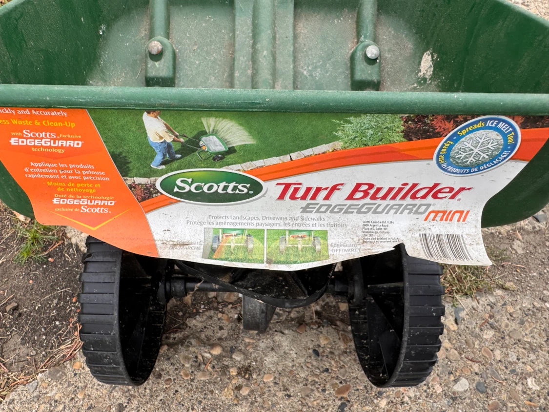 Scotts Turf Builder EdgeGuard Mini Spreader