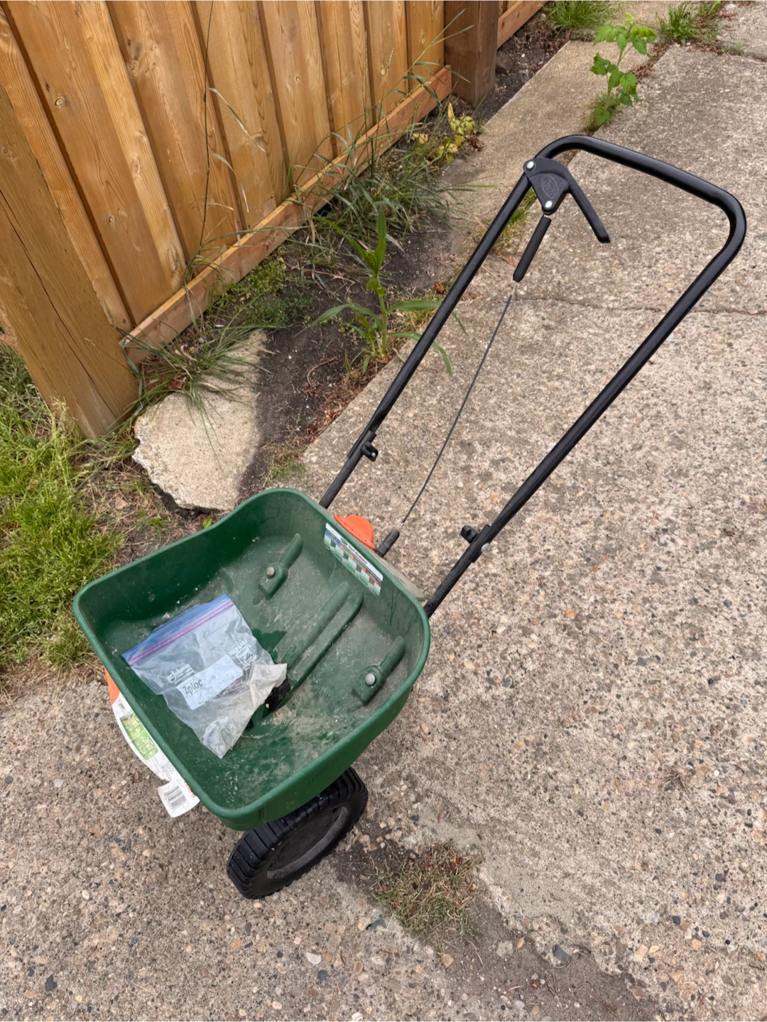 Scotts Turf Builder EdgeGuard Mini Spreader - photo 2