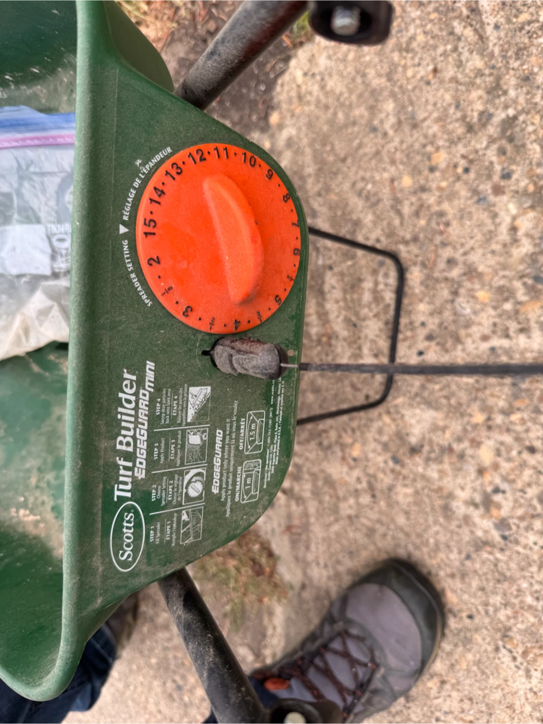 Scotts Turf Builder EdgeGuard Mini Spreader - photo 3