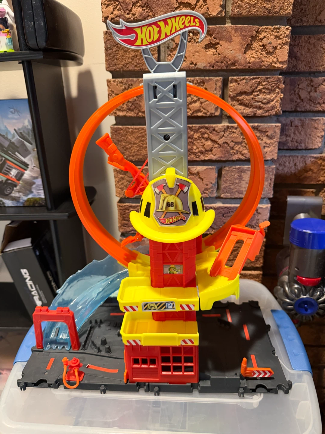 Hot Wheels City Fire Station Loop Playset with 1 Toy Car