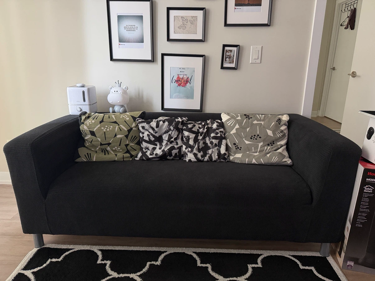IKEA KLIPPAN Loveseat in Vansbro Black comes with throw pillows - photo 2